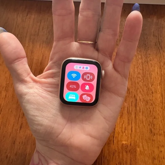 Gold Apple Watch Series 4, 40mm